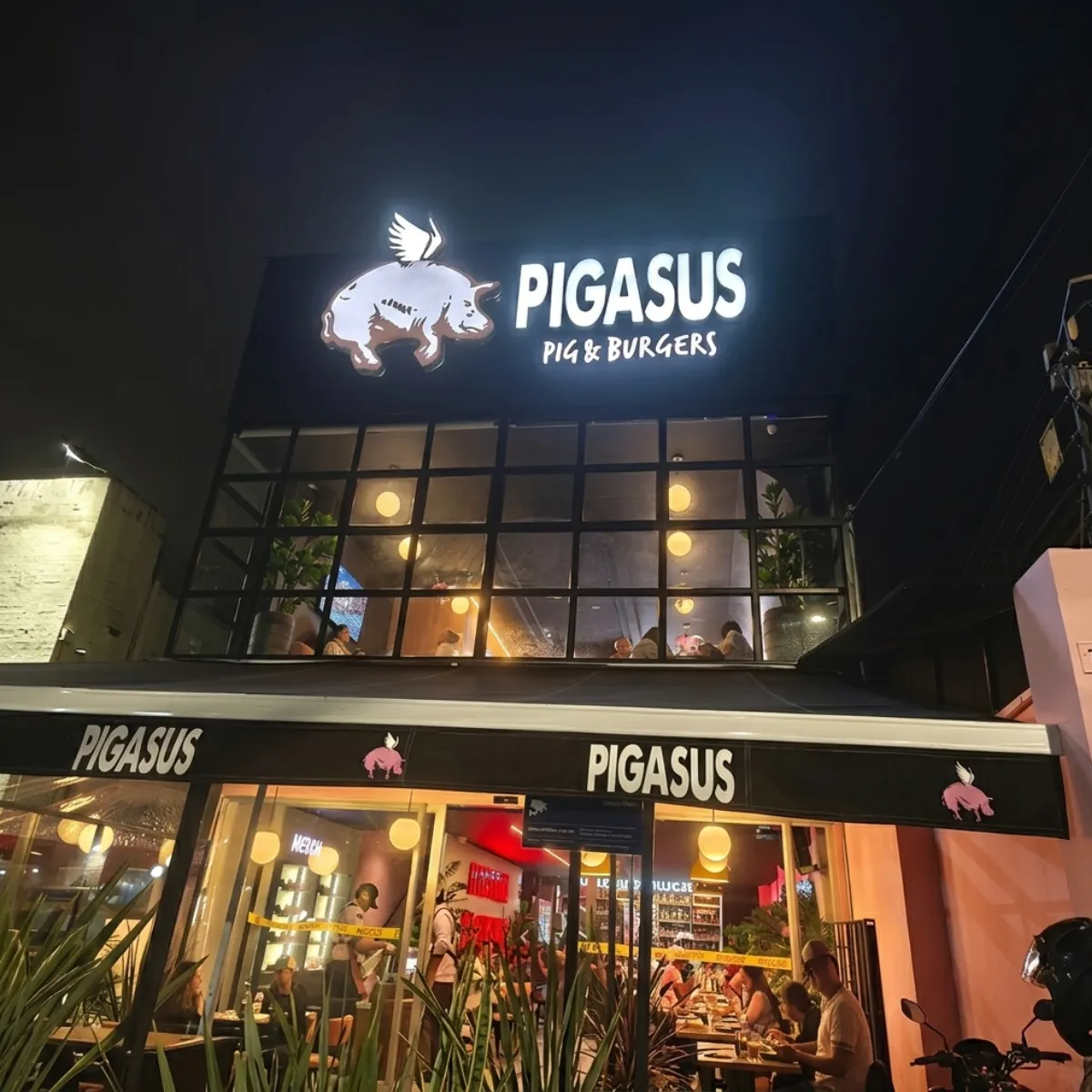 Entrada del restaurante pigasus en cedrito